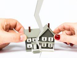 После развода жена добилась своей половины в совместном жилье, но захотела получить ее деньгами: что решил суд