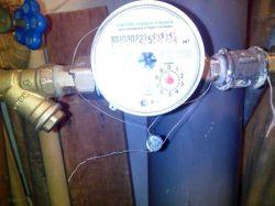 Чем сейчас грозит собственнику жилья поврежденная пломба на счетчике: два возможных последствия