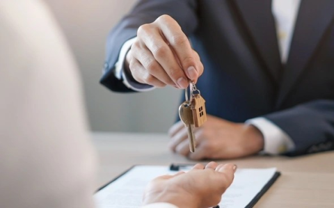 Продавец или покупатель: кто и за что платит при купле-продаже квартиры