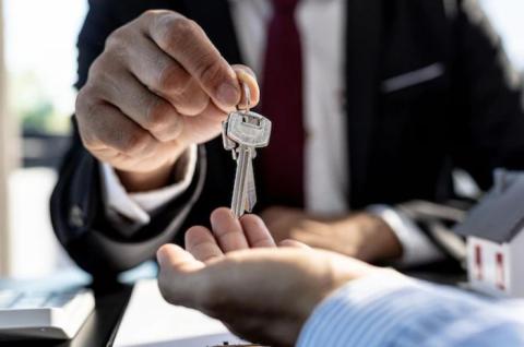 Как будут регулировать работу риелторов, рассказал депутат