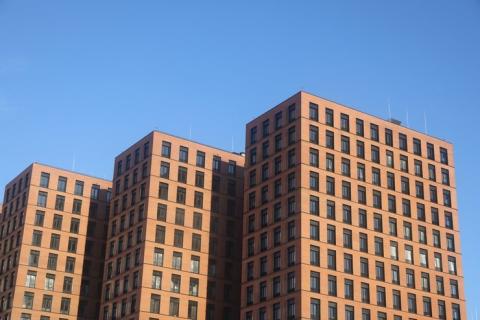 Крупнейшие застройщики сократили вывод жилья на рынок на 50%