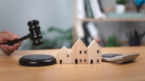 Суд обязал жильца демонтировать кондиционер с витражного балкона дома